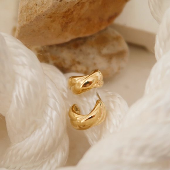 NEW 18K Gold Plated Double Cross Hoop Earrings - Picture 5 of 8